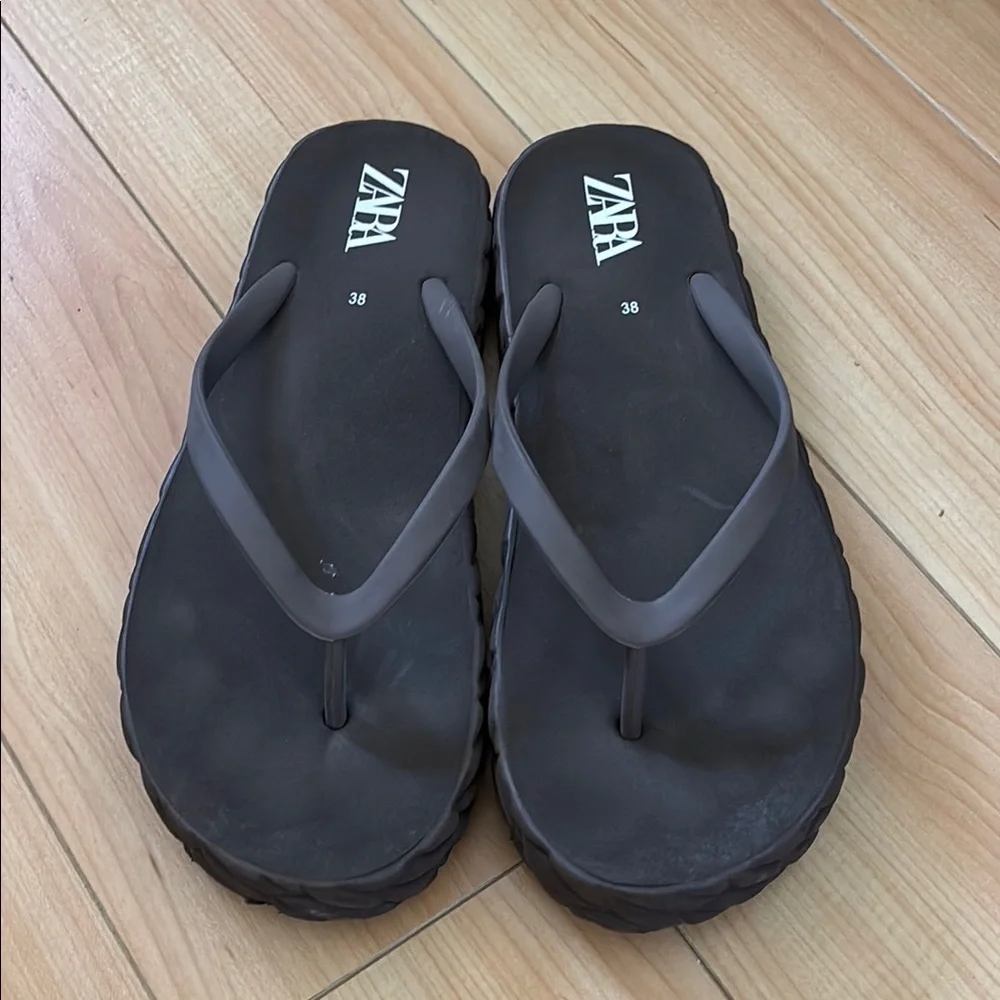 Zara Brown Flip Flops - Picture 2 of 4